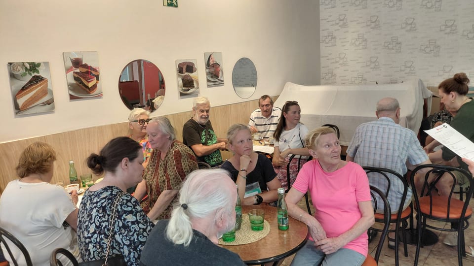 Seniori a organizátorky počas druhého letného kvízu.