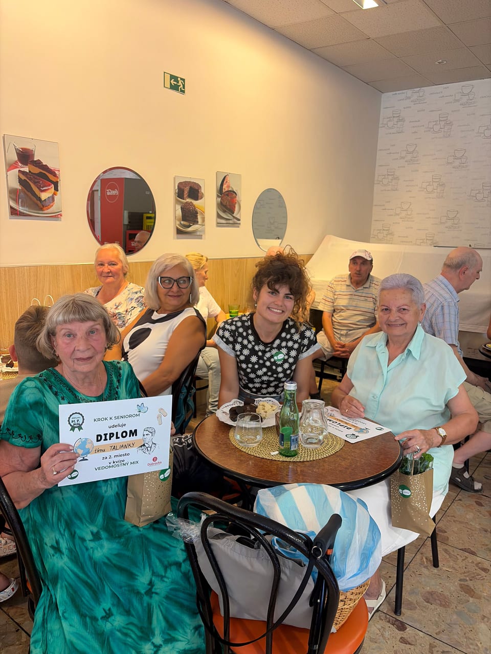 Seniori spoločne konzultujú odpoveď na otázku.