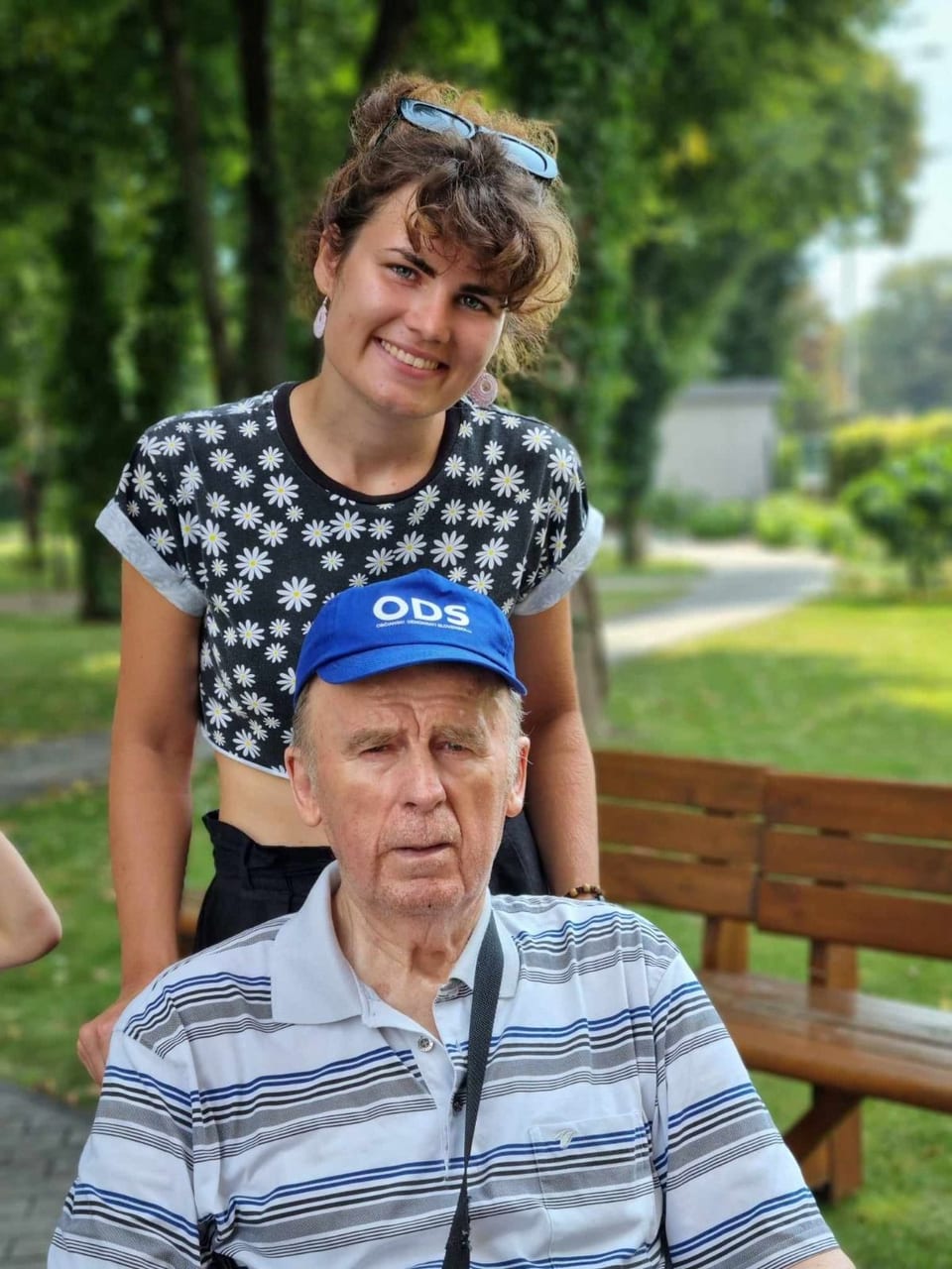 Lucka s dedkom pri spoločnej aktivite.